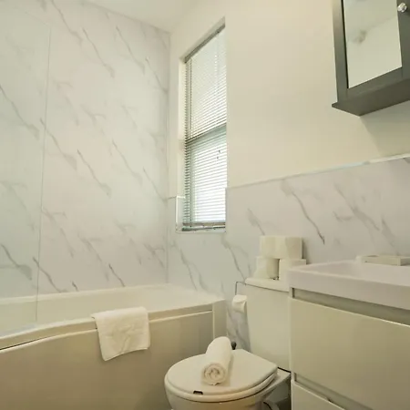 Winchester Two Bedroom In Brislington 브리스틀