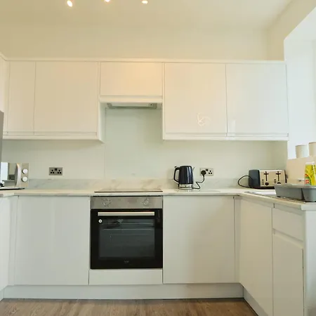 Winchester Two Bedroom In Brislington Apartment *